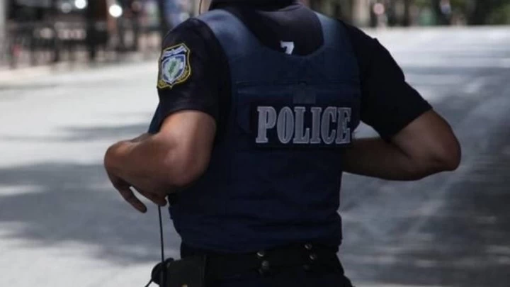 Αστυνομικός... νοίκιαζε σε κακοποιούς τον υπηρεσιακό του ασύρματο για 2.000 ευρώ το μήνα